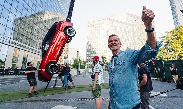yeni-nissan-qashqai-dunya-bungee-jumping-rekorunu-kirdi-Uvjwh6x8.jpg