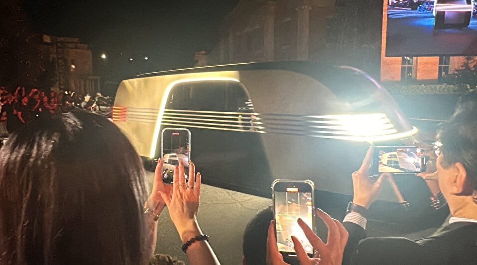 Elon Musk, Tesla'nın Yeni Ürünlerini Tanıttı: Robotaksi, Robovan ve Optimus Robotu