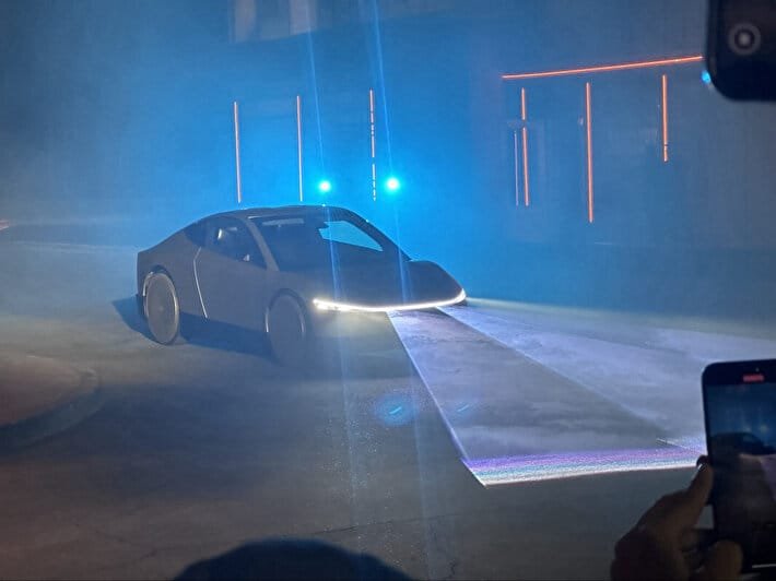 Elon Musk, Tesla'nın Yeni Ürünlerini Tanıttı: Robotaksi, Robovan ve Optimus Robotu